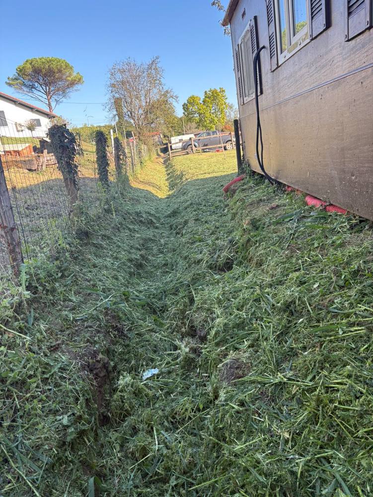 Le passage dégagé, herbe coupée au pied du mobil-home.