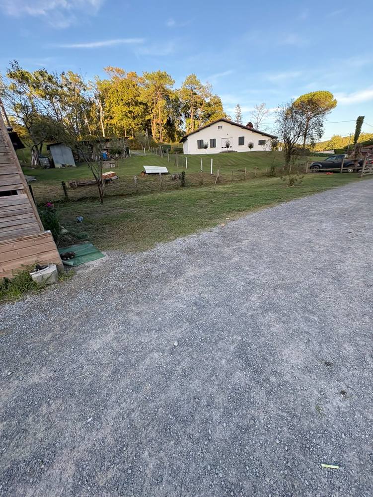 Propriété avec maison landaise en fin de journée, pelouse tondue et abords dégagés.
